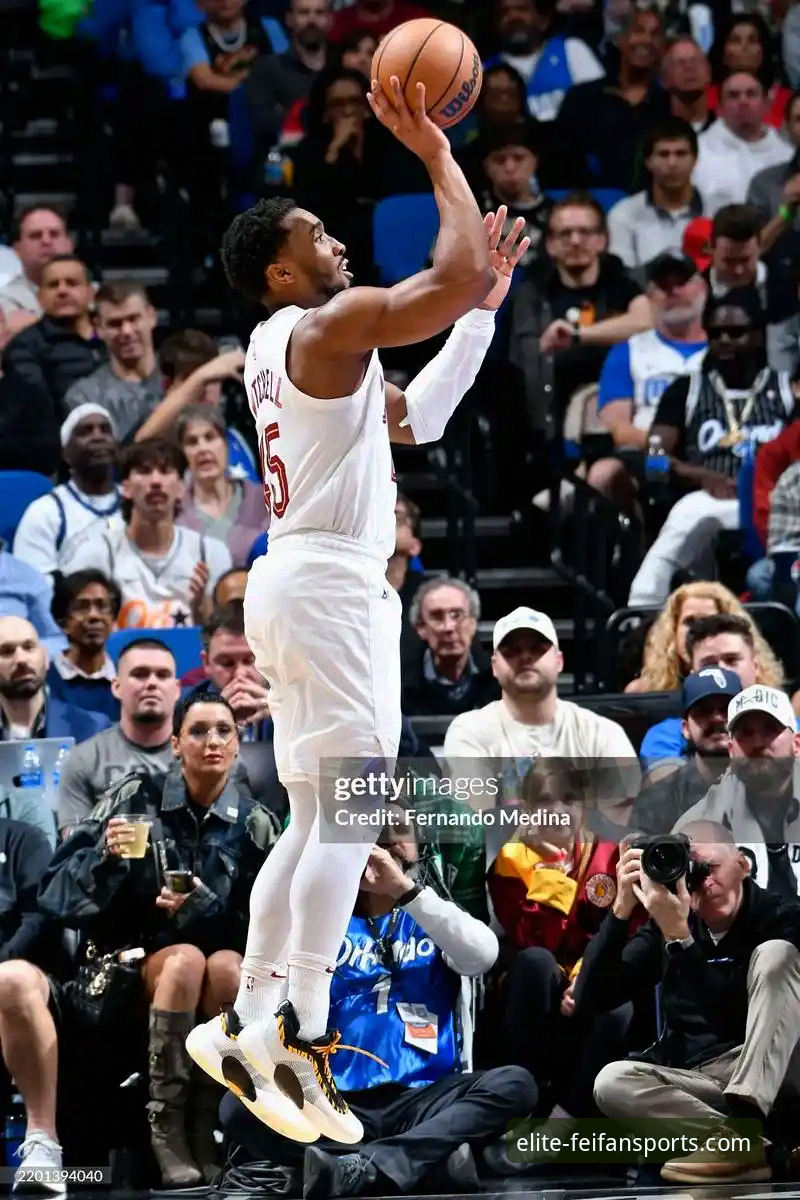 米切尔42分力挽狂澜，骑士险胜魔术延续连胜势头：一场攻防博弈的深度评测